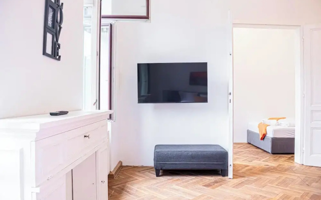 Comfy 4BR Apt Near AKH Hospital WiFi