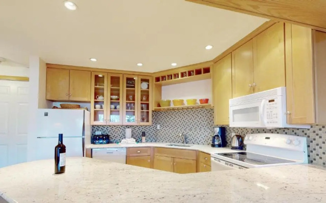 Laurelwood Condominiums Studio Premier Unit 105