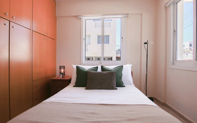 Phaedrus Living: Universal City Flat Alina