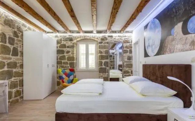 Viva Studio Central Split (Adults Only)