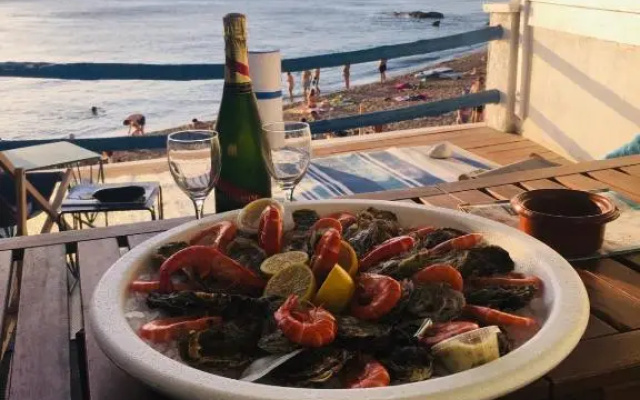 Chouette Cabanon sur la plage vue mer et terrasse privée
