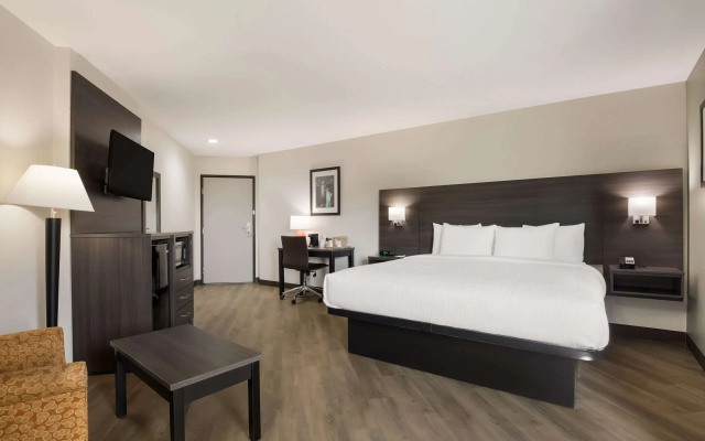 Quality Suites Tulsa I-44
