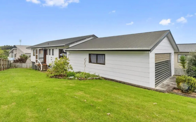Jade Parrot - Snells Beach Holiday Home