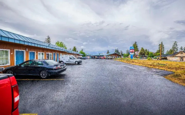 Royal Gateway Motel by OYO