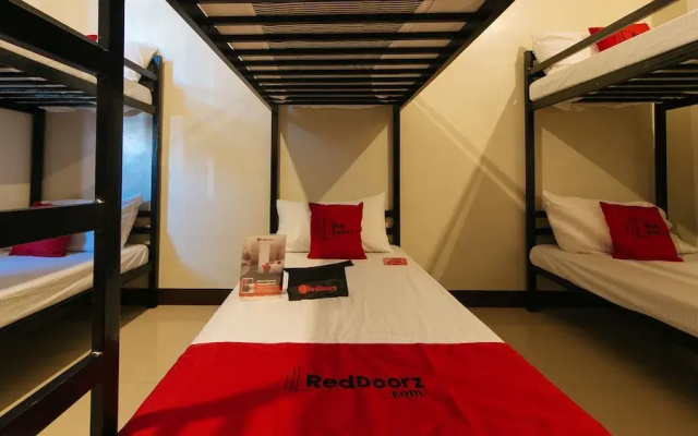 RedDoorz @ Golite Washington - Hostel