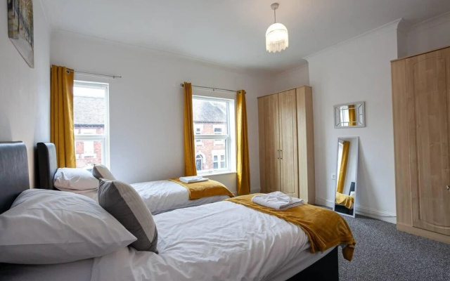 4 Bed House, Sleeps 9, Free Parking