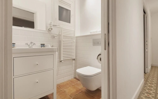 Welcoming 2 Bed With Balcony in Gracia