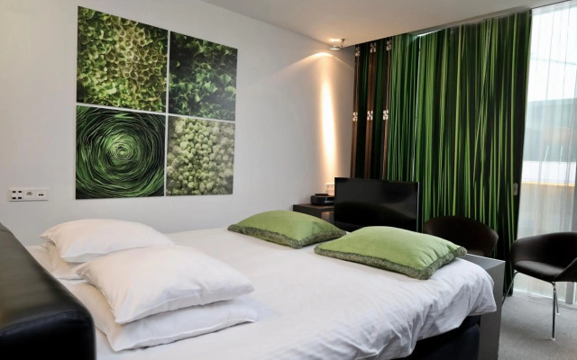 D-Hotel