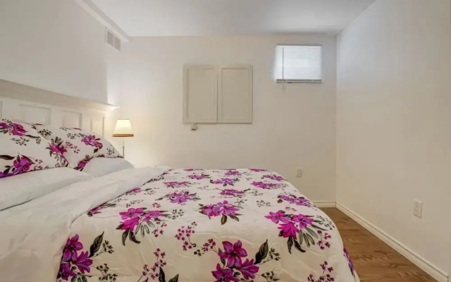 Comfortable Whitby 2 Bedroom Lower Suite