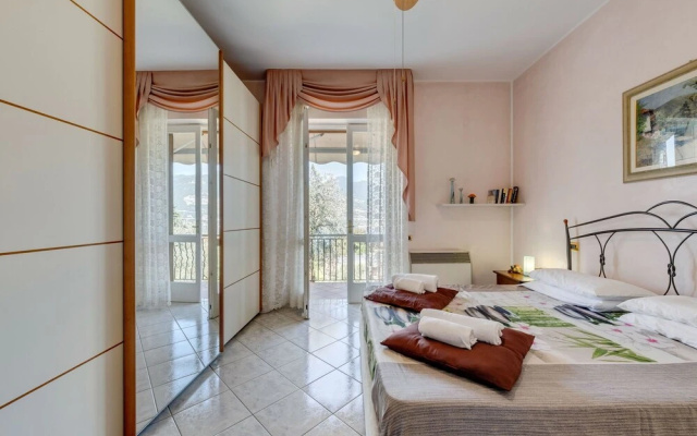 Traditional Apartment in Monte Isola near Lake Beach