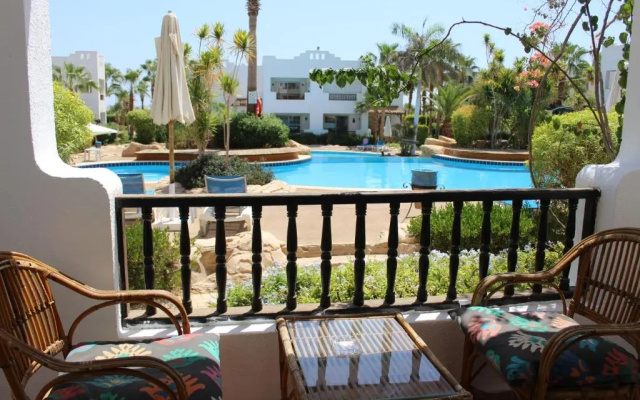Herrmes Hostel أجانب فقط (Adults Only)