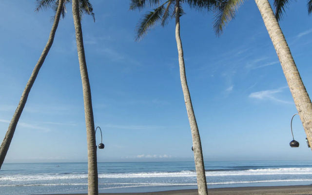 Absolute Beachfront Romantic Villa Laut