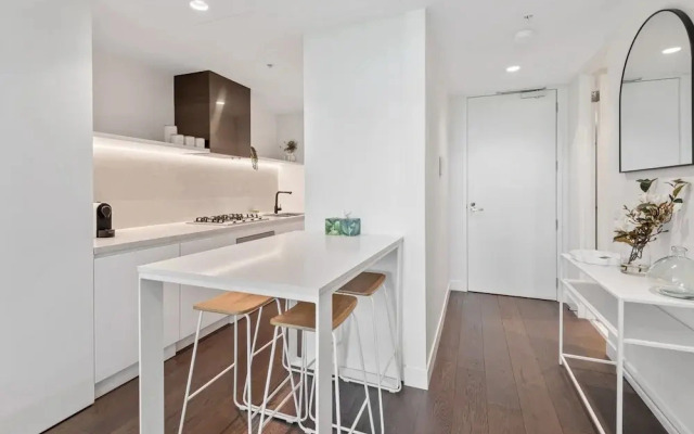 Chic 2-bed With Free Parking in South Yarra