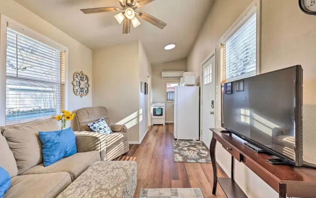 1 Mi to Dtwn Rogers: Convenient Getaway w/ Patio