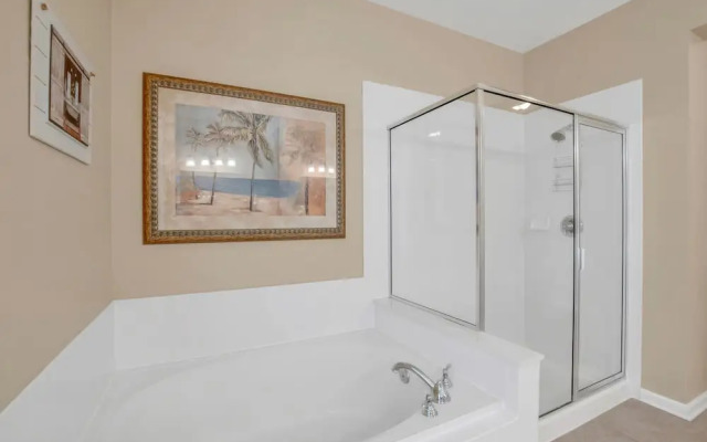 Cozy Condo W/private Balcony Steps to Conv. Ctr