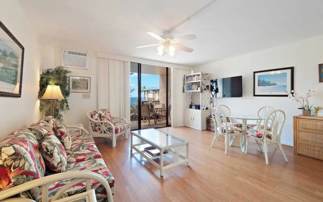 Kona Reef F2 Charming Oceanfront Condo for 4!