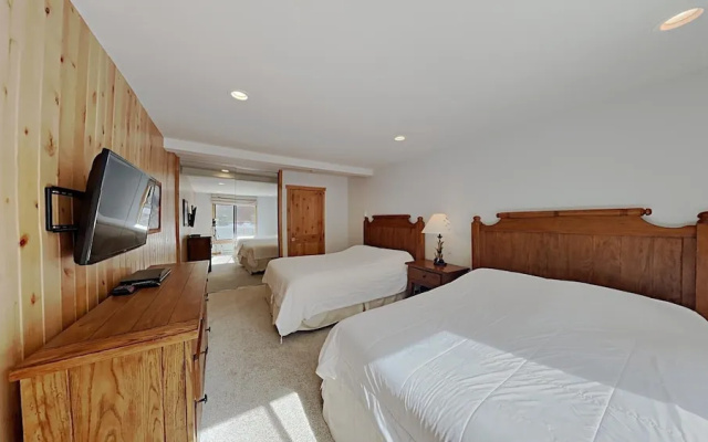 Stay mountainside! One Bedroom Condo Just Steps to the Mountain and 1 Mile to the Village at Mammoth by RedAwning