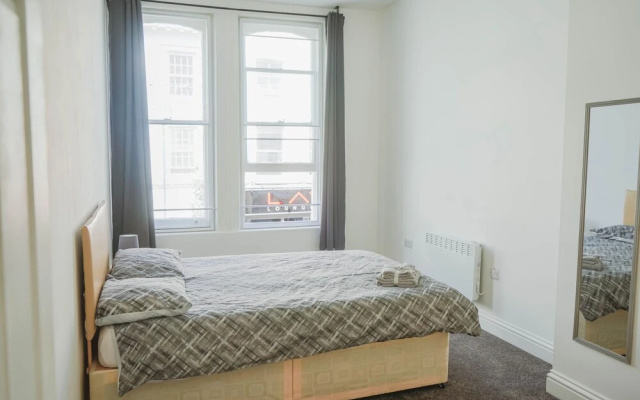1 Bed Flat in Pedestrianized High Street