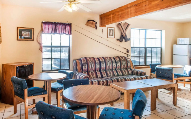 Econo Lodge Eagle Nest