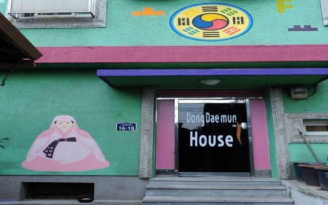 Отель Dongdaemun House вид на фасад
