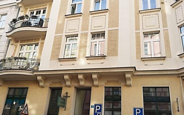 Отель Holiday Apartments Чехия, Карловы Вары - отзывы, цены и фото номеров - забронировать отель Holiday Apartments онлайн вид на фасад