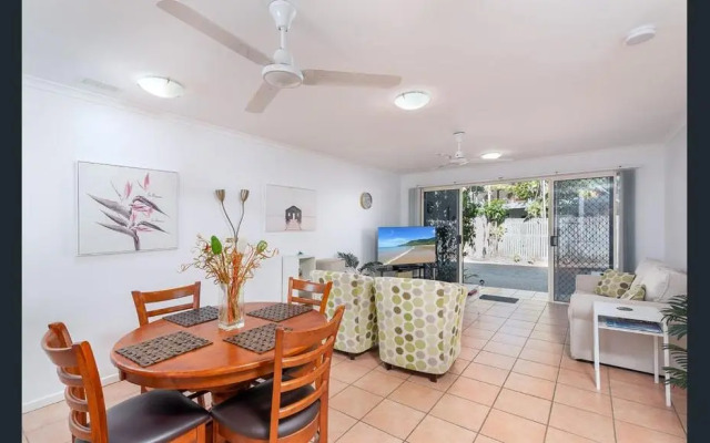 Modern 2 bedroom townhouse - Four Mile Beach Escapes