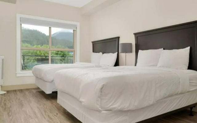 Harrison Lake Pets Welcome 3BR Suite