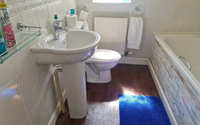 Stunning 4-bed House in Walsall