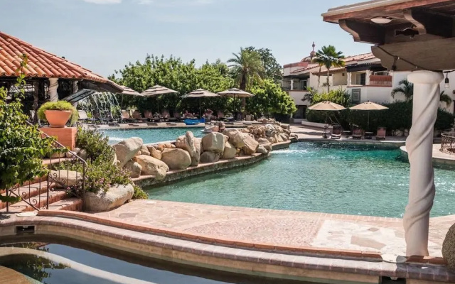 Country Club Relaxing Suite Pool