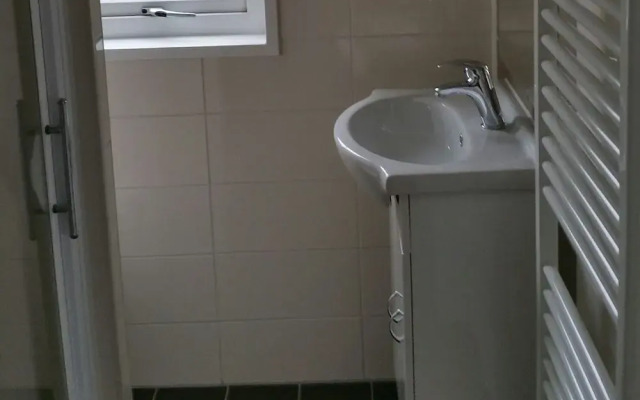 Pondside Stay w/ Kitchen