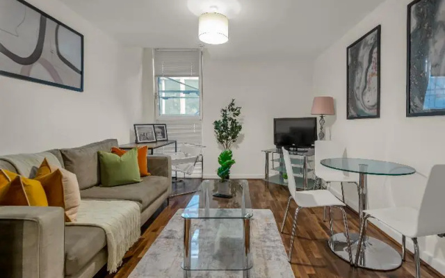 Lamb's Passage Elegant One Bed Apartment