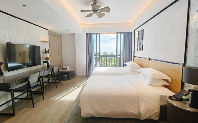 Отель Golden Phoenix Sea View