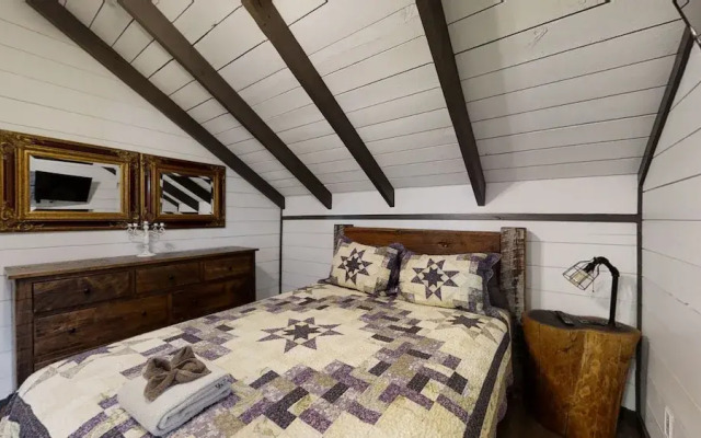 Bigfoots Hideaway 1 Bedroom Cabin by RedAwning