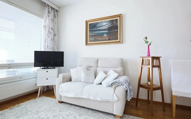 Bright 1BR Apt with Sauna & Balcony