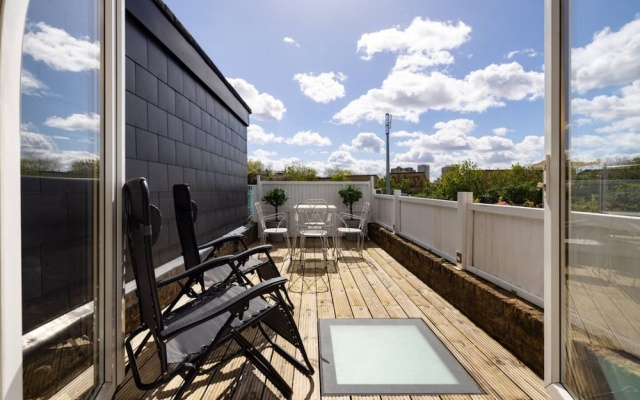 The Thames Embrace 3 BR & Garden House