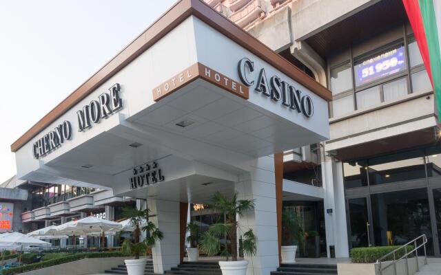 Отель Interhotel Cherno More вид на фасад