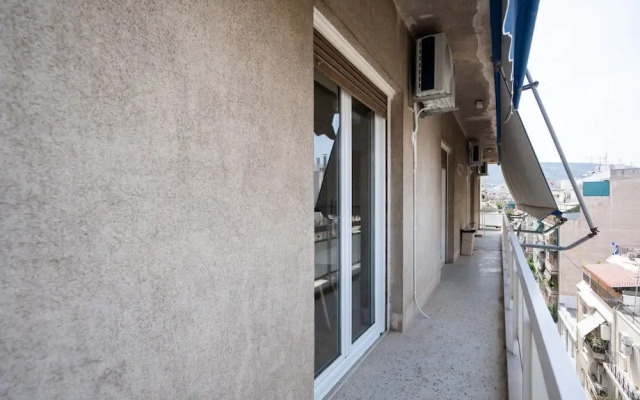 LIV - Artistic Rooftop Apartment in Pagrati