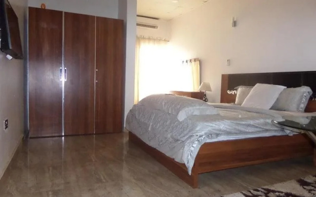BTE Suites & Civic Center