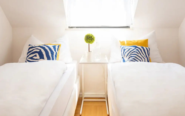 Cozy and Bright Duplex Near City Center