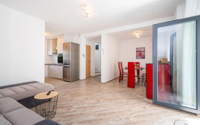Amazing Home in Turanj With 3 Bedrooms, Jacuzzi and Wifi