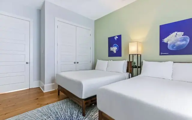 Stunning 4 BR Condo + Pool - Near St. Charles