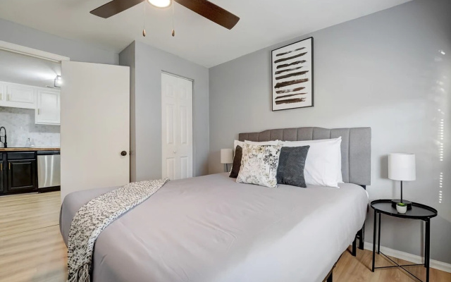 Frontdesk 2 BR House Near Cardinal Stadium