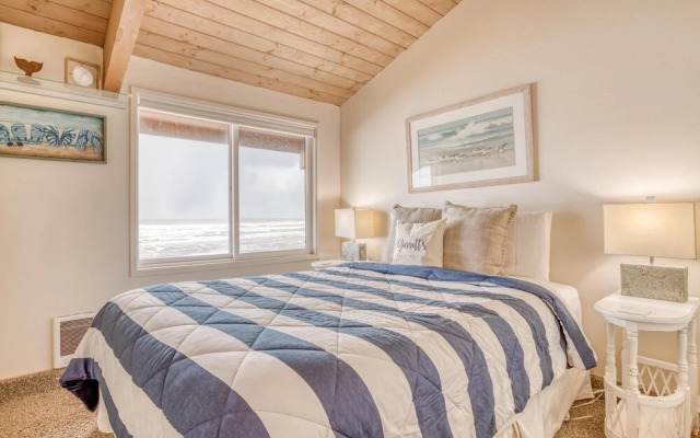Oceanfront Haven with Panoramic Views - Gorgeous Coastal Retreat