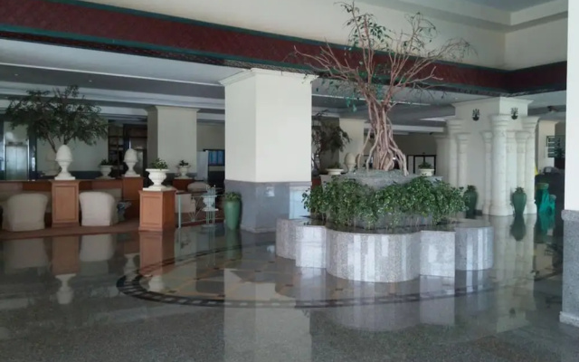 Cha-Am Grand Condotel by Frank