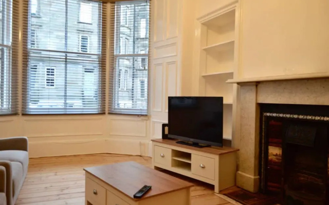 Bright and Modern Flat In The Centre of Edinburgh