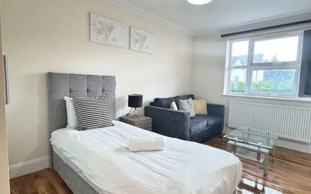 Stay Near Heathrow! Pristine, Convenient & Only 5 Mins to the Terminals