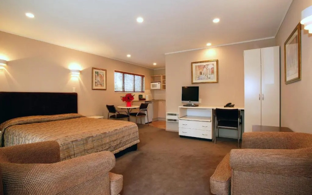 Cornwall Park Motor Inn