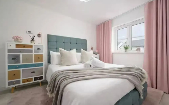 Stylish House in Perth-hot Tub-garden-sleeps 6