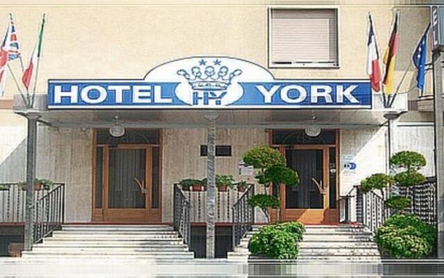 Отель York вид на фасад