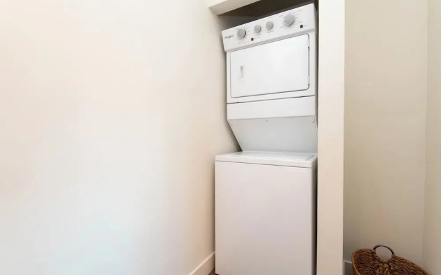 Wonderful 2-BR Apt Near Dodger